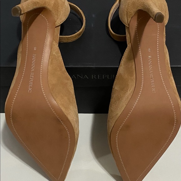 New Banana Republic Side Cutout Madison Heel - Picture 2 of 4